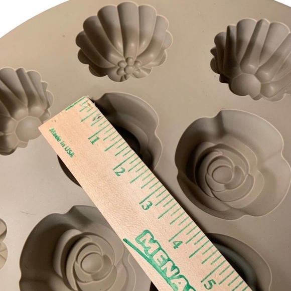 The Pampered Chef Kitchen Pampered Chef Silicone Cupcake Mifflin